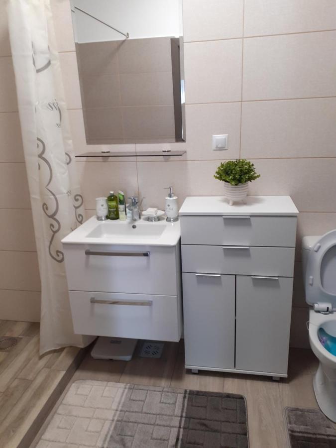 Sara Apartman Livezeni  Eksteriør bilde