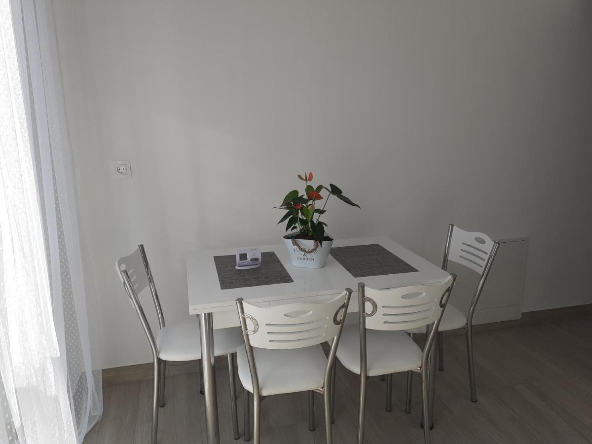 Sara Apartman Livezeni  Eksteriør bilde